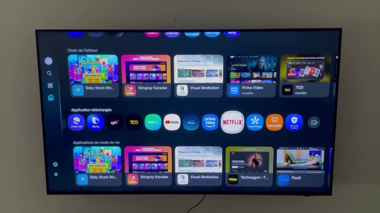Écran d’accueil d’une Smart TV Samsung avec l’icône Netflix entourée dans la ligne des applications