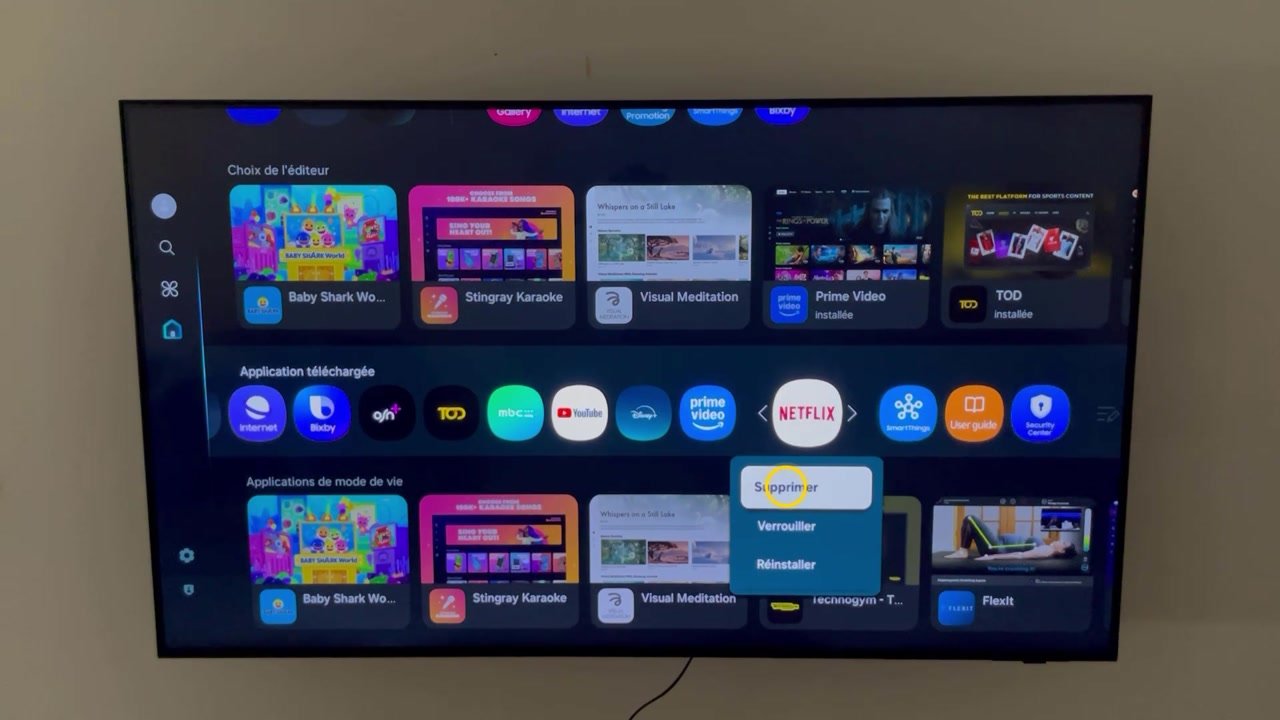 Menu de l’application Netflix sur une TV Samsung avec l’option Supprimer entourée, au-dessus de Verrouiller et Réinstaller
