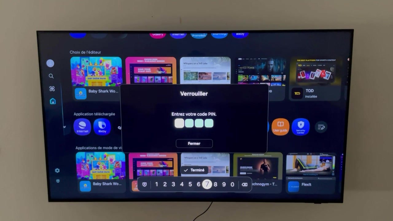 Fenêtre « Verrouiller » d’une TV Samsung demandant le code PIN à quatre chiffres, avec le clavier numérique à l’écran