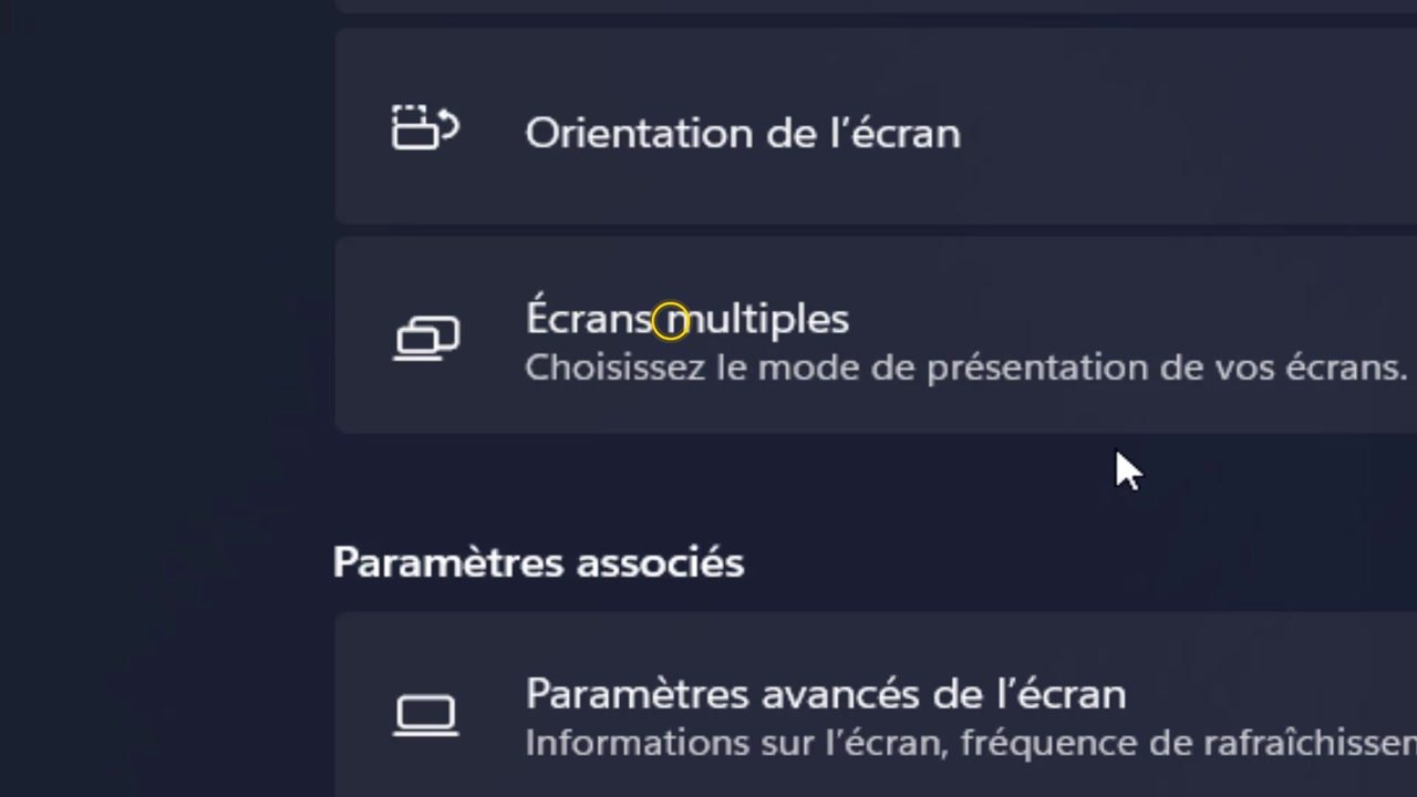 Section Écrans multiples entourée dans les paramètres d’écran de Windows 11