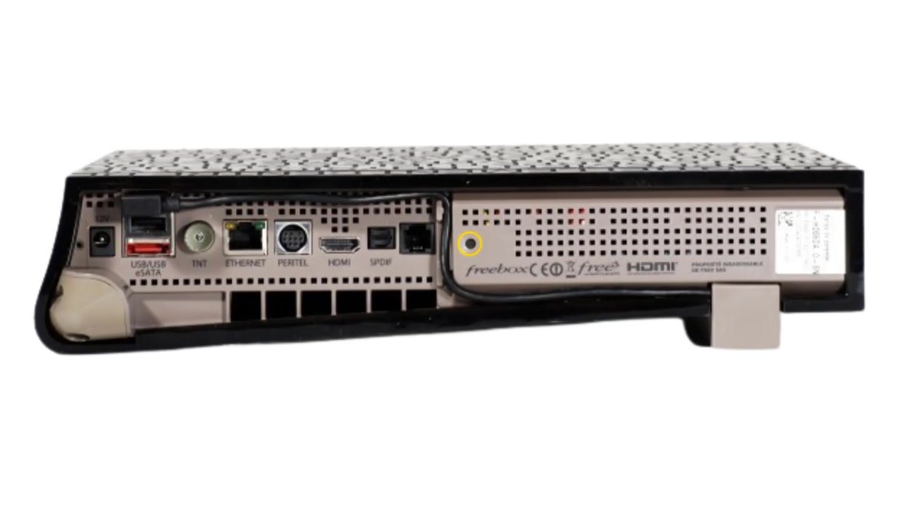 Arrière du Freebox Player Révolution avec le petit bouton d’association entouré, à droite des prises HDMI et SPDIF