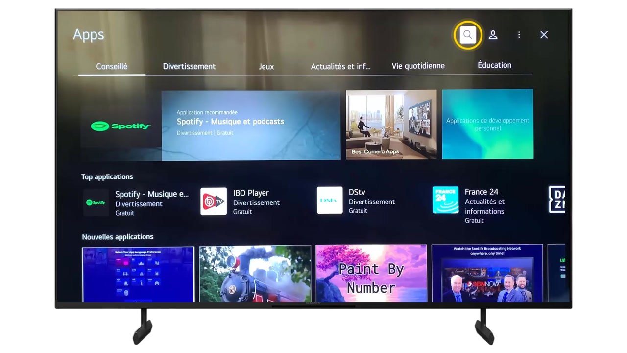 Page Apps d’une TV LG avec l’icône de recherche entourée en haut à droite