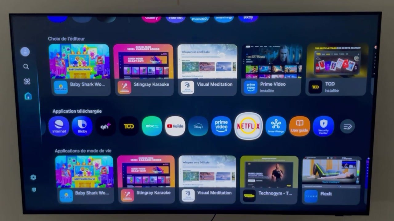 Page d’accueil de Netflix sur une TV Samsung, avec le profil actif et la fiche d’une série
