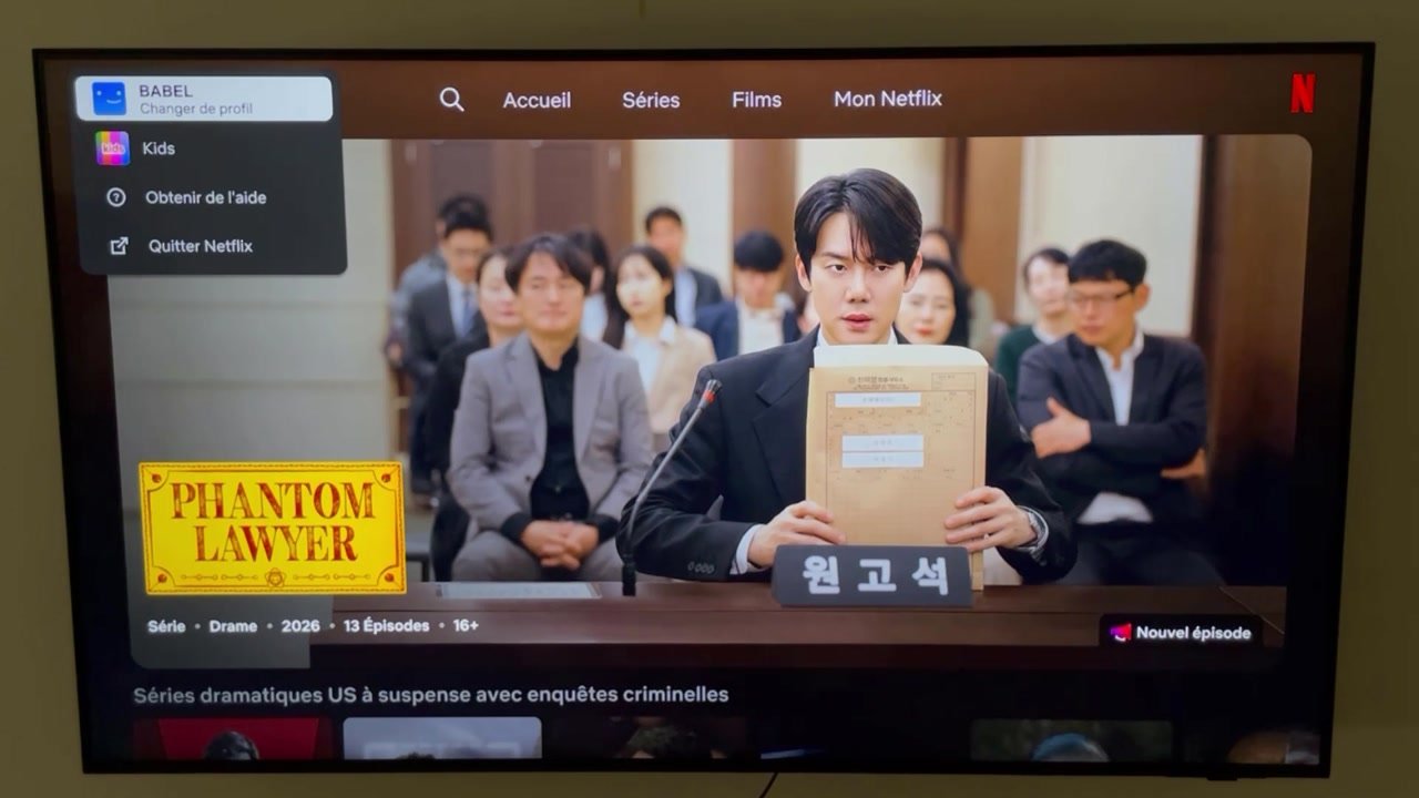 Menu des profils de Netflix ouvert en haut à gauche de l’écran, avec Changer de profil, Kids, Obtenir de l’aide et Quitter Netflix