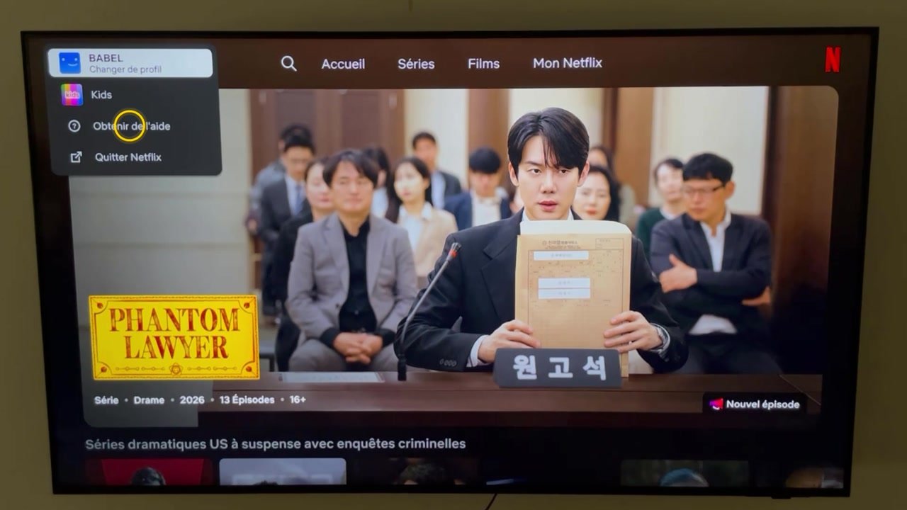 Entrée « Obtenir de l’aide » entourée dans le menu des profils de Netflix sur une TV Samsung