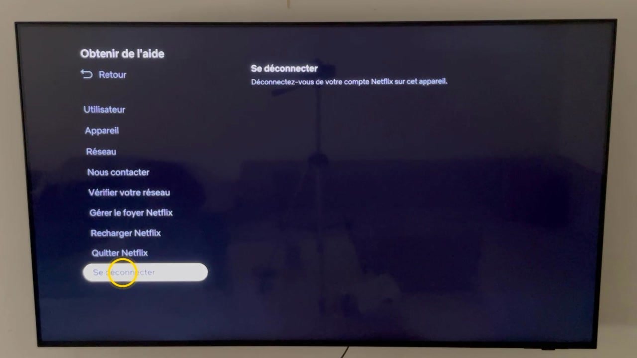 Page « Obtenir de l’aide » de Netflix avec le bouton « Se déconnecter » entouré en bas de la colonne de gauche