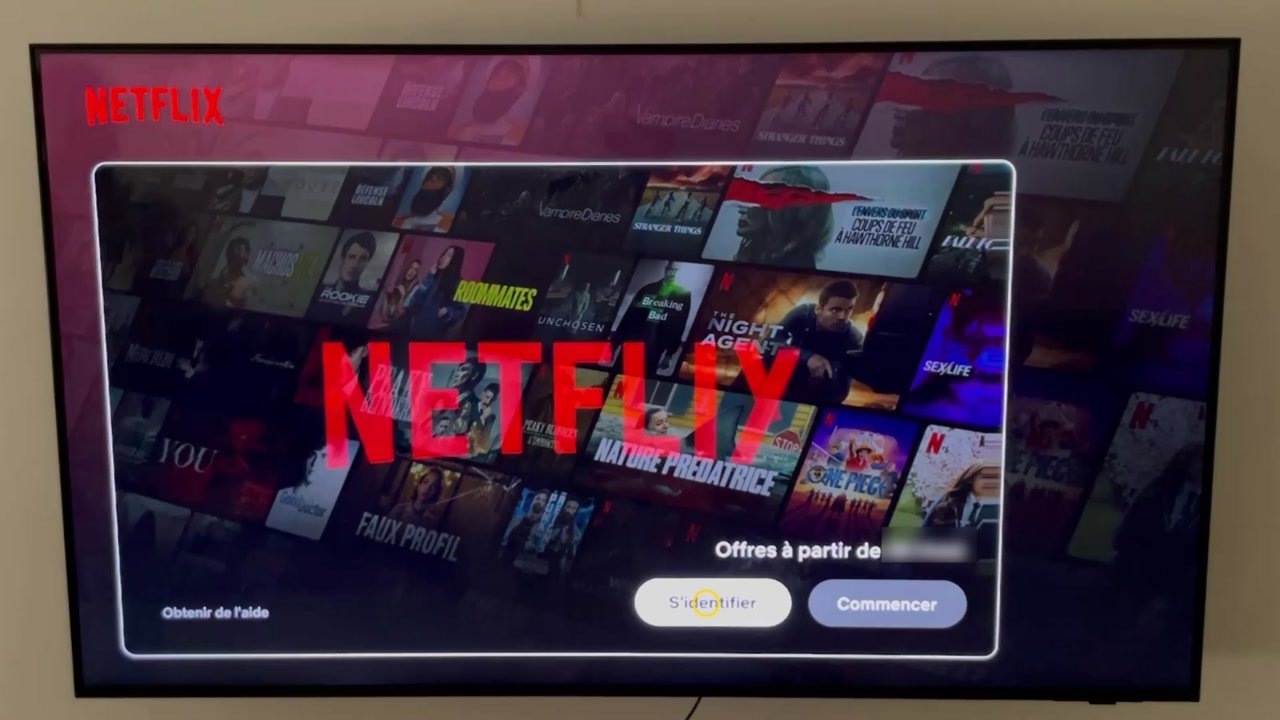 Écran de bienvenue de Netflix sur une TV Samsung avec le bouton « S’identifier » entouré, à côté de « Commencer »