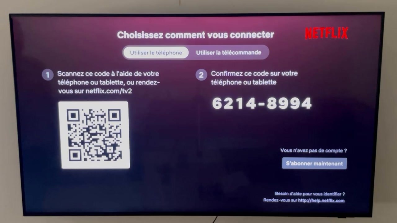 Écran « Choisissez comment vous connecter » de Netflix avec le QR code à scanner et le code à huit chiffres à confirmer sur le téléphone