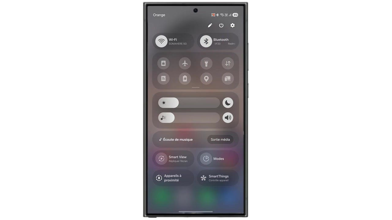 Panneau des raccourcis d’un téléphone Samsung avec la tuile Smart View