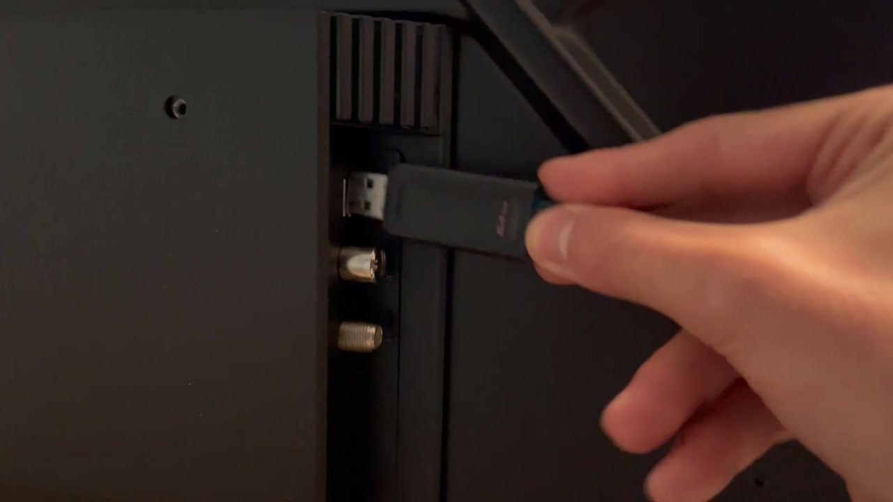 Commencez par brancher la clé USB à votre Android TV